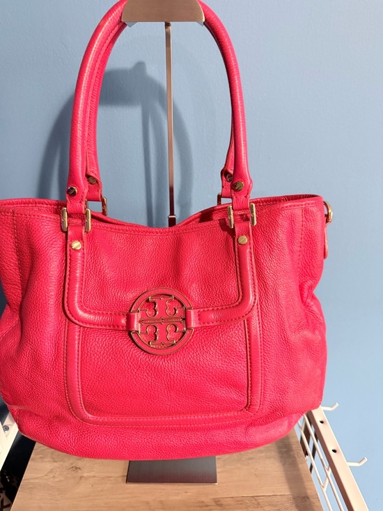 Tory Burch Handbags - Tory Burch Pink Pebbled Leather Tote with Logo Medallion